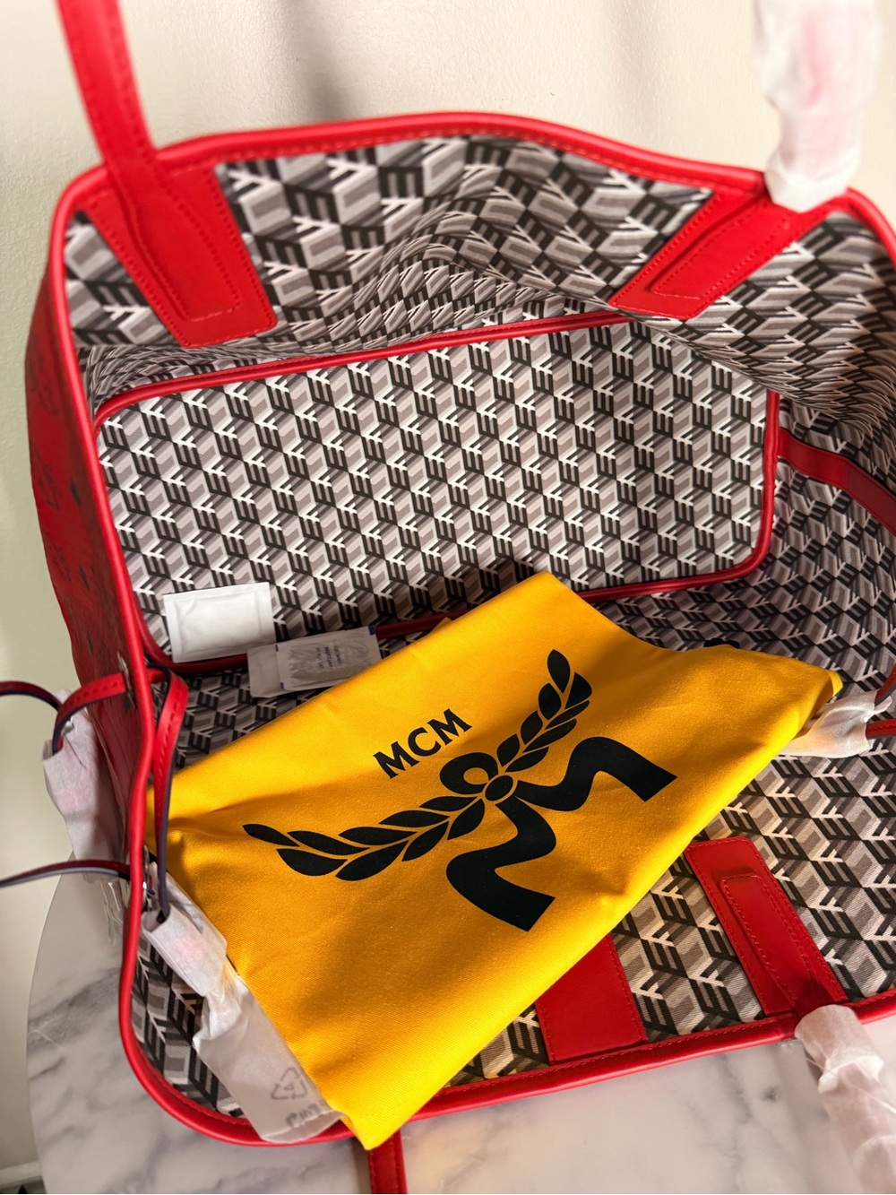 MCM visetos large liz reversible shopper tote candy red - Picture 6 of 11